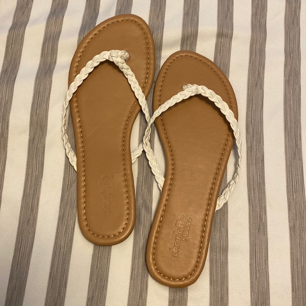 🍀 Brand new white sandals!